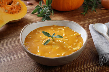 zuppa di zucca gialla con pasta