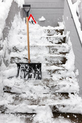 Schneeräumung auf einer Treppe