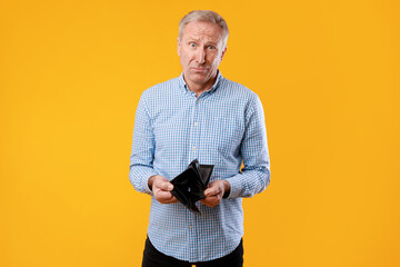 Portrait of mature man showing his empty wallet - obrazy, fototapety, plakaty