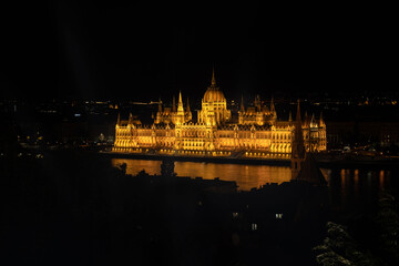Fototapeta na wymiar Parlamento di Budapest illuminato