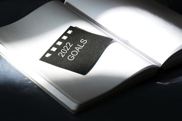 Notepad with caption 2022 GOALS on black note sheet.