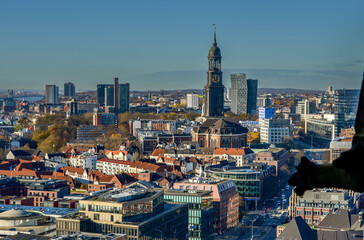 Fototapeta na wymiar Der Michel in Hamburg mit städtischem Umfeld aus der Vogelperspektive bei schönem Wetter und blauem Himmel