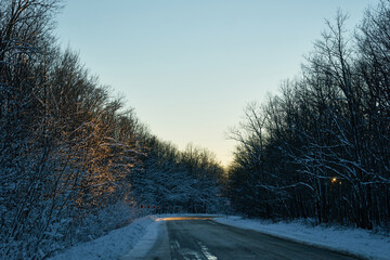 Image of a winter road.