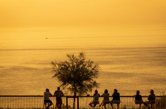 Abendstimmung an einer Strandbar am Boulevard de la Mer über dem Strand Chambre d'Amour, Anglet, Les Landes, Region Nouvelle Aquitaine, Frankreich