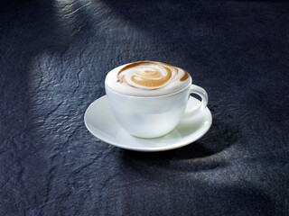 Cappuccino auf Granituntergrund
