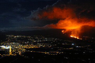 Volcán en La Palma de noche, Canarias