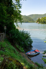 Lago di Piediluco (TR), scorcio di un approdo con una barca legata.