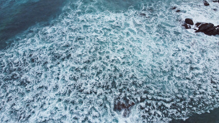 Ujęcie oceanu i fal z góry, piękne naturalne niebieskie tło.