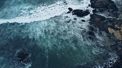 Ujęcie oceanu i fal z góry, piękne naturalne niebieskie tło. - obrazy, fototapety, plakaty