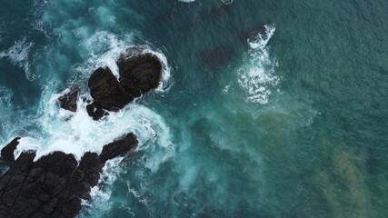 Ujęcie oceanu i fal z góry, piękne naturalne niebieskie tło. - obrazy, fototapety, plakaty