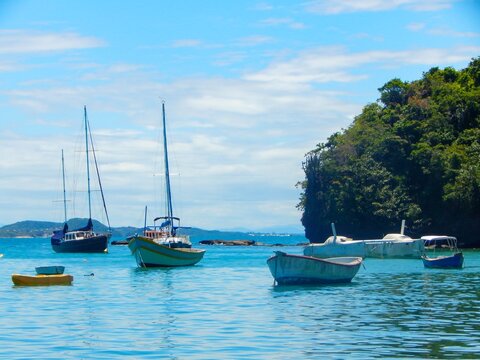Barcos parados no Meio do Mar (Oceano). 

B&uacute;zios - Rio de Janeiro - Brasil