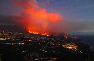 Volcán en La Palma de noche, Canarias