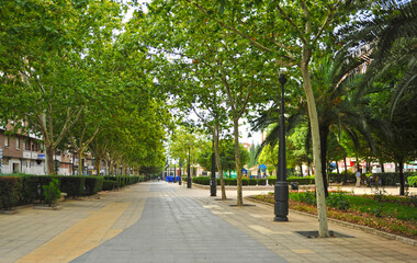 Fuente del obelisco en el Paseo de San Gregorio con la iglesia de la Virgen de Gracia al fondo, Puertollano, provincia de Ciudad Real, Espa&ntilde;a