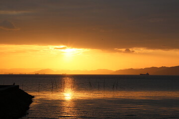 海に反射する太陽の十字架