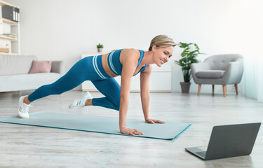 Woman Doing Cross Body Mountain Climbers Exercise