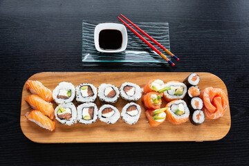tabla de sushi en mesa restaurant de comida japonesa