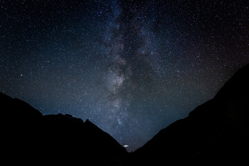 Cialo notturno con Via Lattea e Galassie