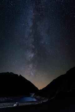 Cialo notturno con Via Lattea e Galassie