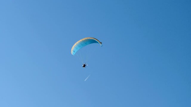 paramoteur, parachute on blue sky