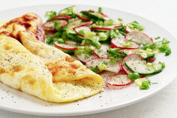 omelet with salad