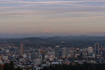 Fototapeta na wymiar Mt Hood and sunset moonrise over the city of Portland Oregon