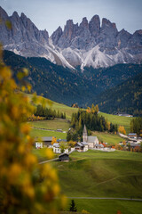 Panoramablick auf die Geislergruppe in den Dolomiten