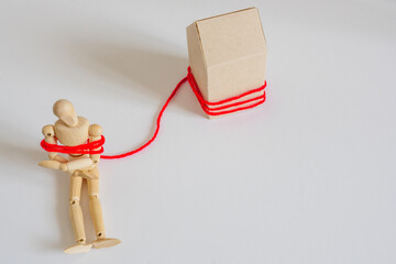 マイホームにロープで縛られたデッサン人形  © komta