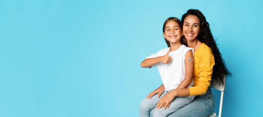 Middle-Eastern Mother And Daughter Showing Vaccinated Arm And Like, Studio - obrazy, fototapety, plakaty