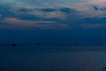 Obraz premium Nightfall in the sea and ships.