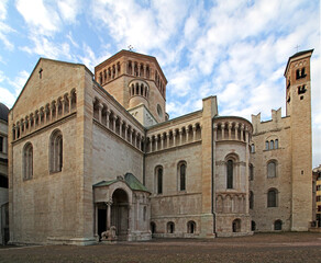 Fototapeta na wymiar Cattedrale di San Vigilio a Trento; abside e transetto