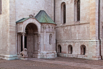 Cattedrale di San Vigilio a Trento; piccolo portale posteriore