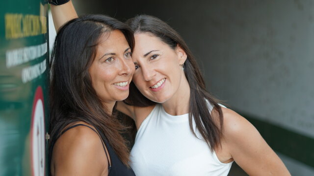 Chivas j&oacute;venes LGTB que son pareja y estan casadas enamoradas jugueteando en un campo de golf muy verde