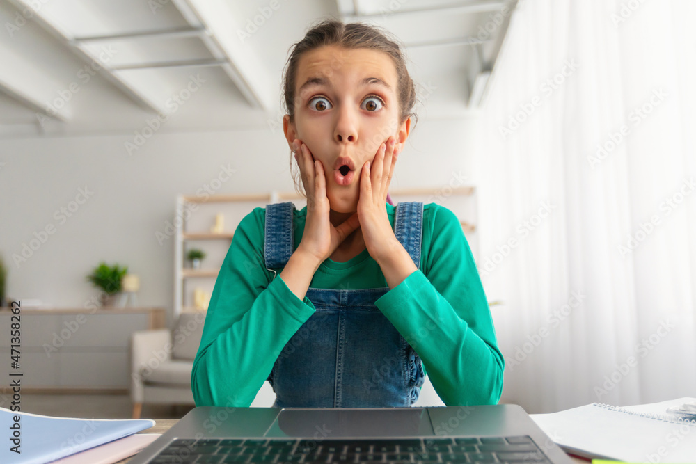 Aufkleber surprised girl using pc looking at screen with open mouth