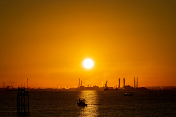 Obraz premium Sunrise at Sanbanze, Urayasu, Japan on Nov. 26, 2021