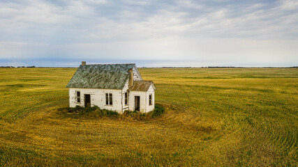 Obraz premium A little house on the prairie of North Dakota in the evening.