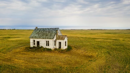 Foto op Plexiglas A little house on the prairie of North Dakota in the evening. © Jason Yoder
