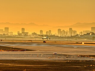 朝焼けの中を離陸する飛行機