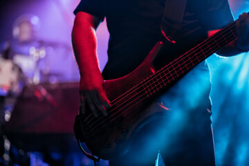 Obraz na płótnie Canvas concert bass guitar at work