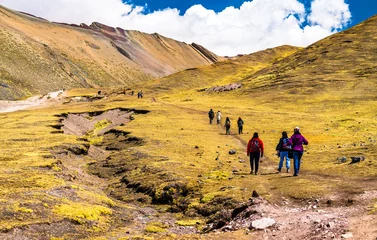 Papier Peint photo autocollant Vinicunca Sentier de Vinicunca Rainbow Mountain près de Cusco au Pérou