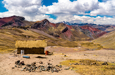 Landschap bij Vinicunca Rainbow Mountain bij Cusco in Peru
