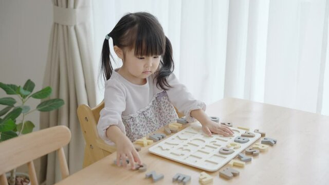 英語学習をする4歳の子供（育児・子育て）