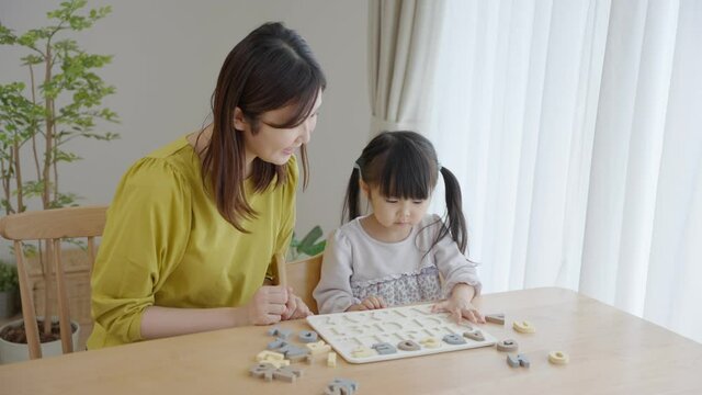英語学習をする4歳の子供（育児・子育て）