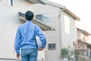 男性・作業着・ヘルメット