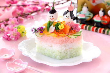Home made diamond-shaped sushi cake for japanese dool's festival. Tiny dolles made from quail eggs , ham, boild vegetable and edible flowers.かわいいひな祭り　おひな様ケーキ　ちらしケーキ寿司　ひし形ケーキ　