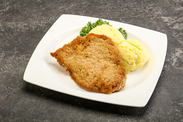 Crispy chicken schnitzel with mashed potato