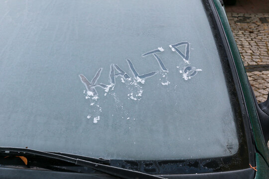 Frontscheibe eines Autos im Wintrer am Morgen durch Nachtfrost zugefroren - kalt