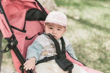 Obraz premium Baby enjoying sunshine outdoors