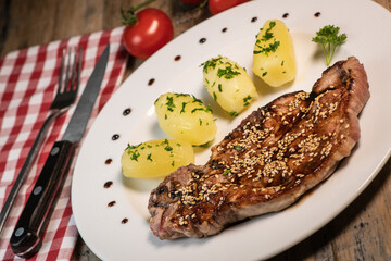 Recipe for Lacquered pork chop deglazed with honey and balsamic vinegar, steamed potato with butter and parsley