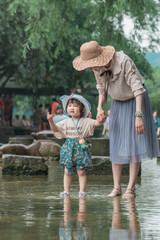 Fototapeta premium Mother and daughter playing in the scenic spot