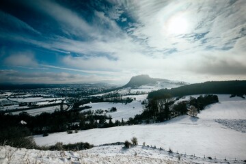 Blick in den winterlichen Hegau mit dem Hohentwiel und der Stadt Singen